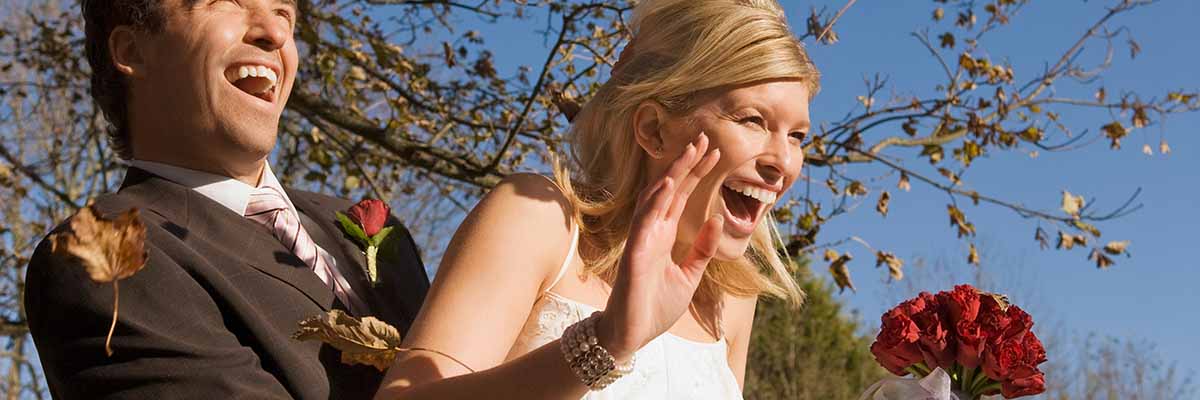a-wedding-couple-in-an-autumn-wind